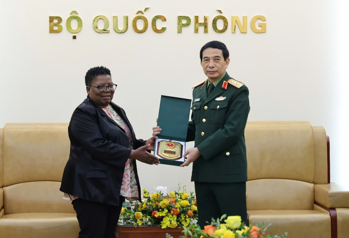 Đại tướng Phan Văn Giang và bà Thobekile Gamede tại buổi tiếp. Đại tướng Phan Văn Giang và bà Thobekile Gamede tại buổi tiếp.