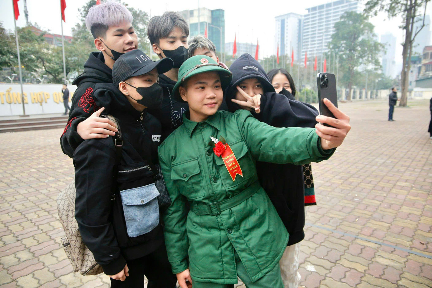 Lưu giữ khoảnh khắc kỷ niệm cùng bạn bè trước khi lên đường nhập ngũ. Lưu giữ khoảnh khắc kỷ niệm cùng bạn bè trước khi lên đường nhập ngũ.