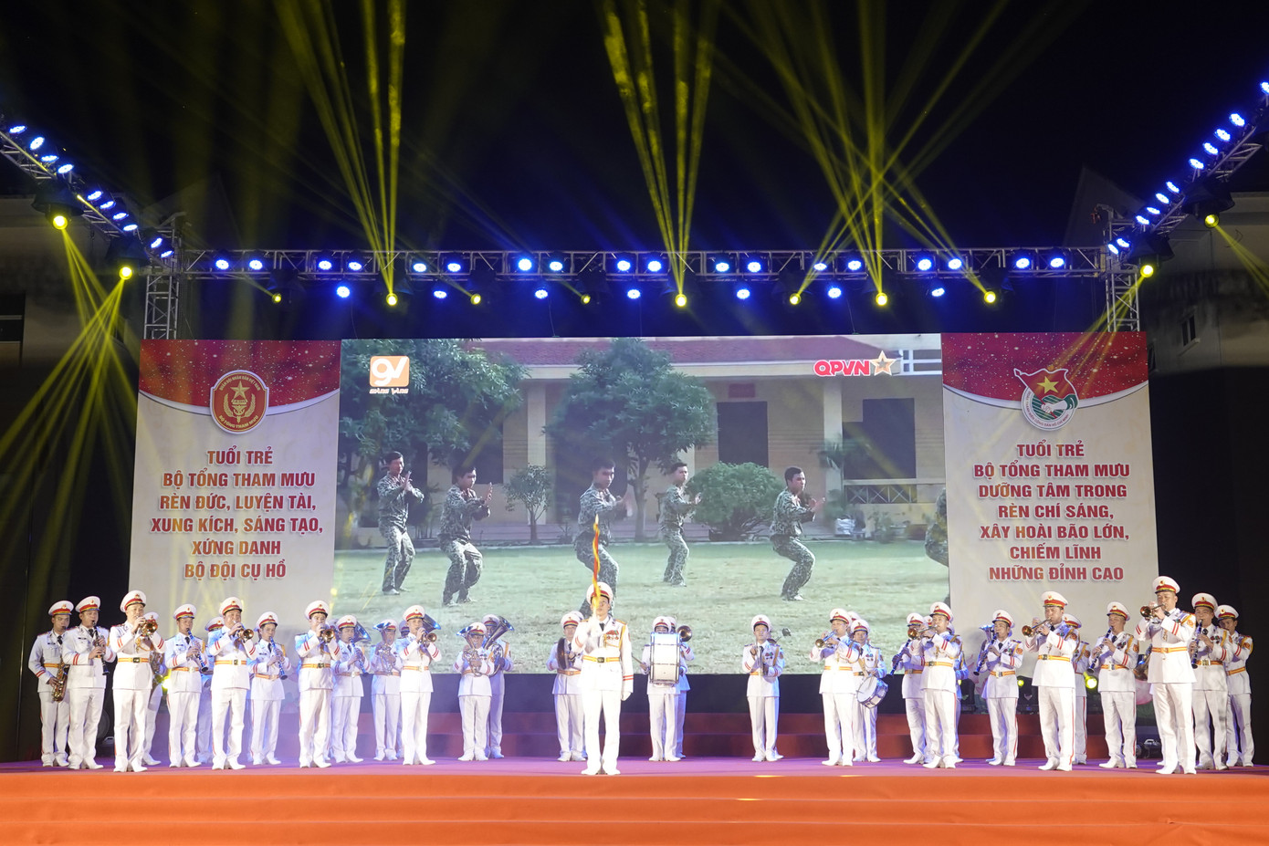 Tiết mục hòa tấu nhạc kèn và liên khúc hát múa mở đầu chương trình, do Đoàn Nghi lễ Quân đội, Nhà hát nghệ thuật đương đại Việt Nam và chiến sĩ Lữ đoàn 144 (Bộ Tổng tham mưu) trình diễn. Ảnh: Nguyễn Minh