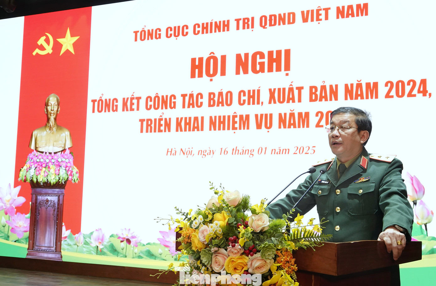 Trung tướng Trương Thiên Tô - Phó Chủ nhiệm Tổng cục Chính trị QĐND Việt Nam, phát biểu tại Hội nghị. Trung tướng Trương Thiên Tô - Phó Chủ nhiệm Tổng cục Chính trị QĐND Việt Nam, phát biểu tại Hội nghị.