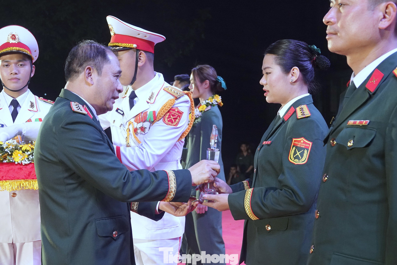 Thượng tướng Phùng Sĩ Tấn - Phó Tổng tham mưu trưởng Quân đội nhân dân Việt Nam, trao danh hiệu Gương mặt trẻ tiêu biểu Bộ Tổng tham mưu năm 2024 tặng Đại úy quân nhân chuyên nghiệp Nguyễn Thị Ngoan. Ảnh: Nguyễn Minh Thượng tướng Phùng Sĩ Tấn - Phó Tổng tham mưu trưởng Quân đội nhân dân Việt Nam, trao danh hiệu Gương mặt trẻ tiêu biểu Bộ Tổng tham mưu năm 2024 tặng Đại úy quân nhân chuyên nghiệp Nguyễn Thị Ngoan. Ảnh: Nguyễn Minh