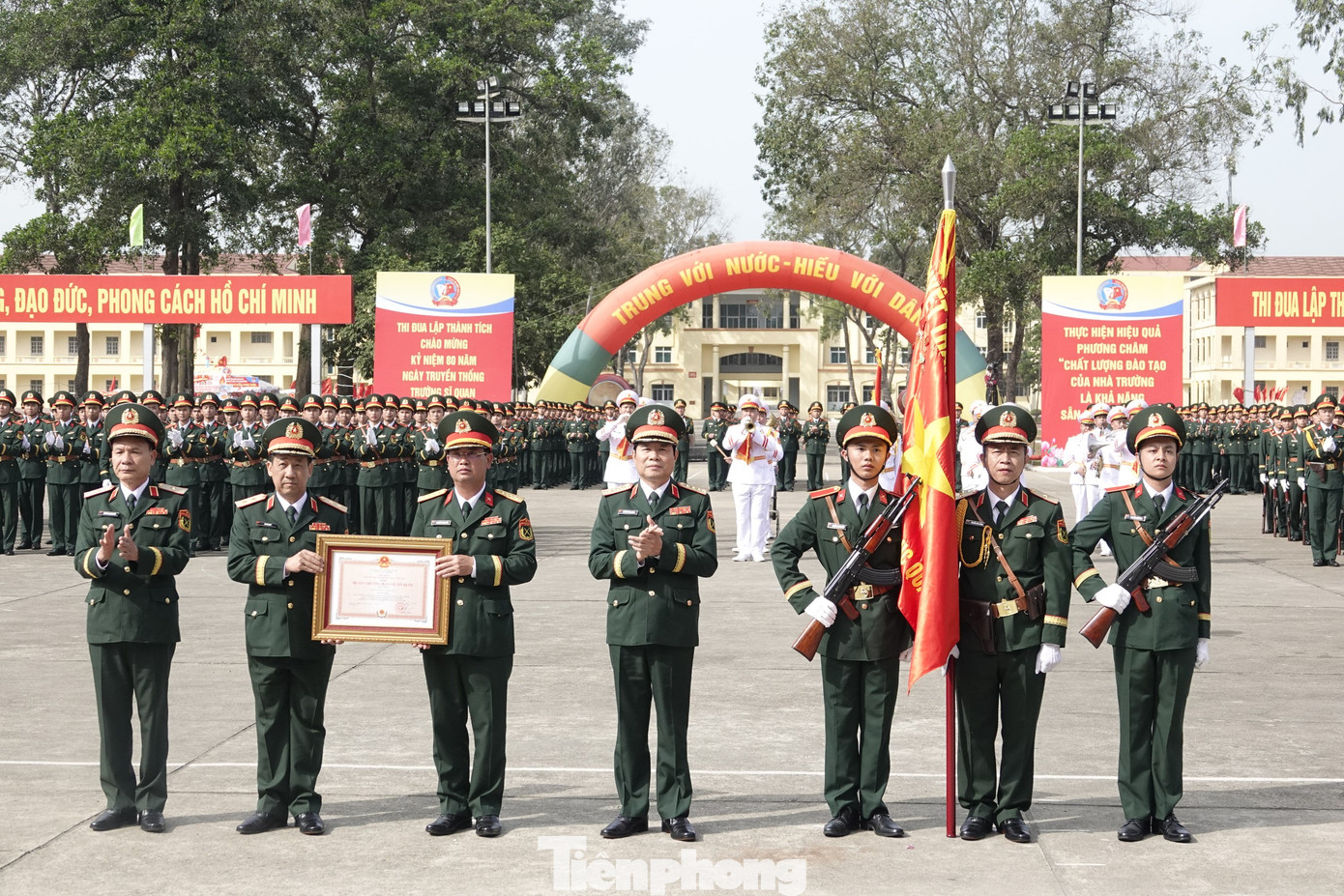 Tại lễ kỷ niệm, thừa ủy quyền của Chủ tịch nước, Đại tướng Nguyễn Tân Cương đã trao Huân chương Bảo vệ Tổ quốc hạng Nhất tặng Trường Sĩ quan Lục quân 1. Ảnh: Nguyễn Minh
