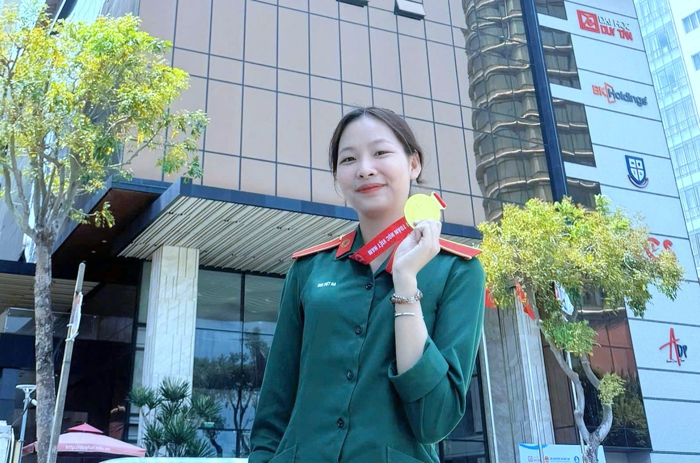 Thượng sĩ Bùi Việt Hà - bóng hồng duy nhất trong 10 Gương mặt trẻ tiêu biểu toàn quân 2024. Thượng sĩ Bùi Việt Hà - bóng hồng duy nhất trong 10 Gương mặt trẻ tiêu biểu toàn quân 2024.