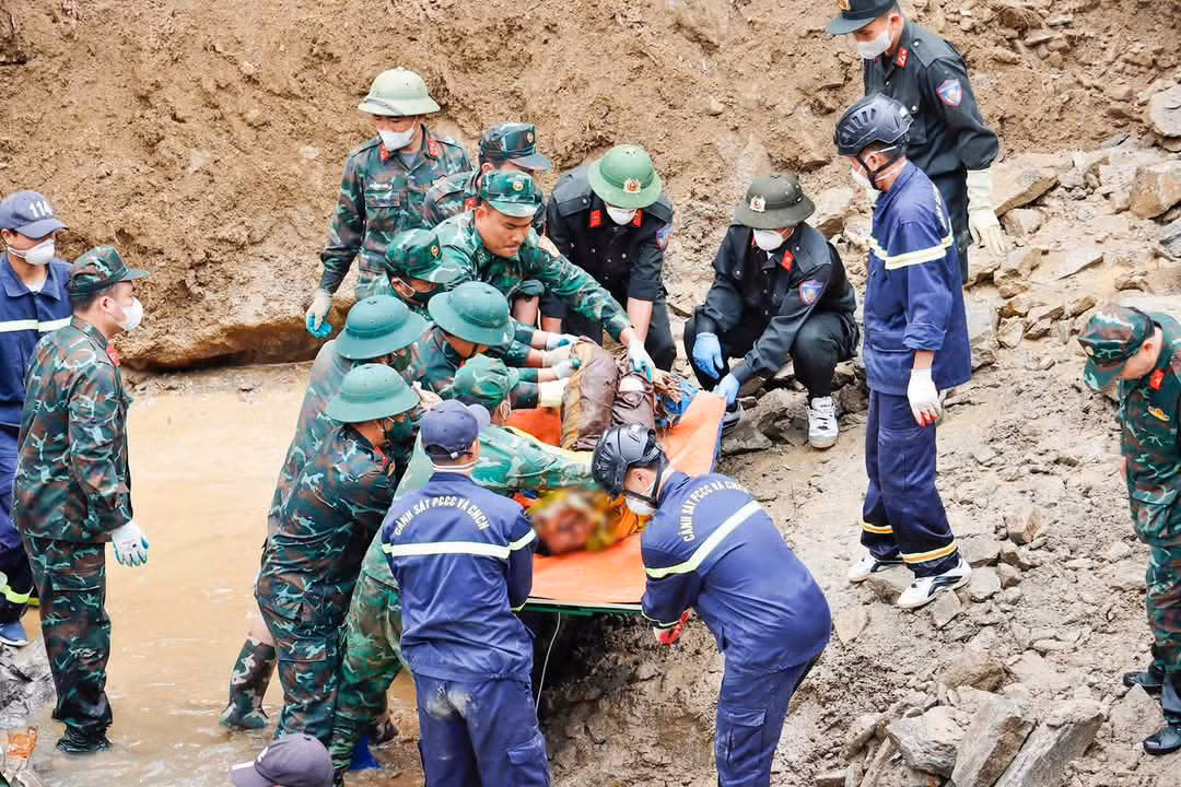 BĐBP Lai Châu cùng các lực lượng đưa thi thể nạn nhân ra khỏi hiện trường vụ sạt lở.