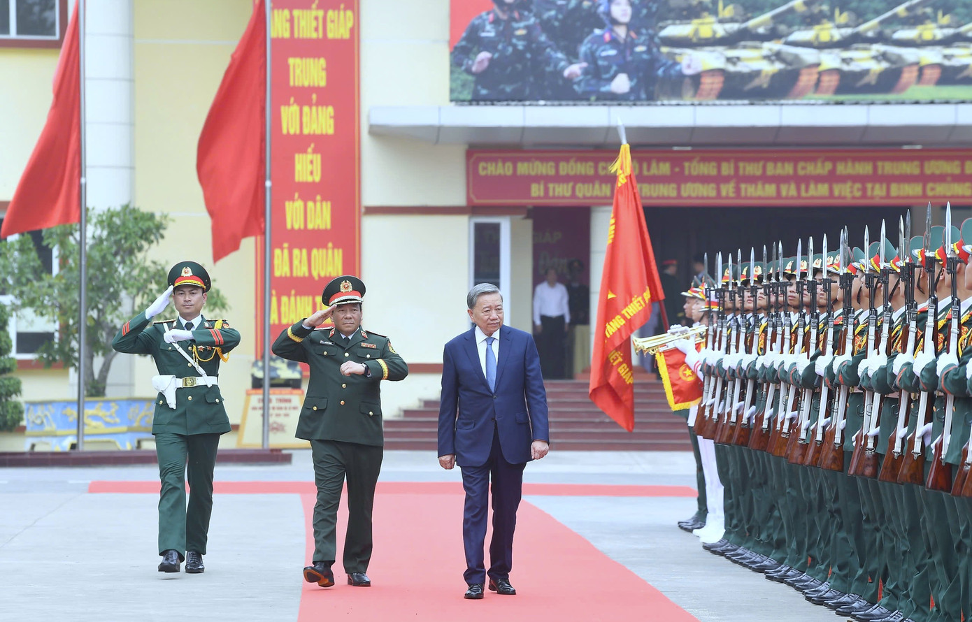 Tổng Bí thư Tô Lâm tới thăm Bộ đội Tăng Thiết giáp, chiều 22/4.