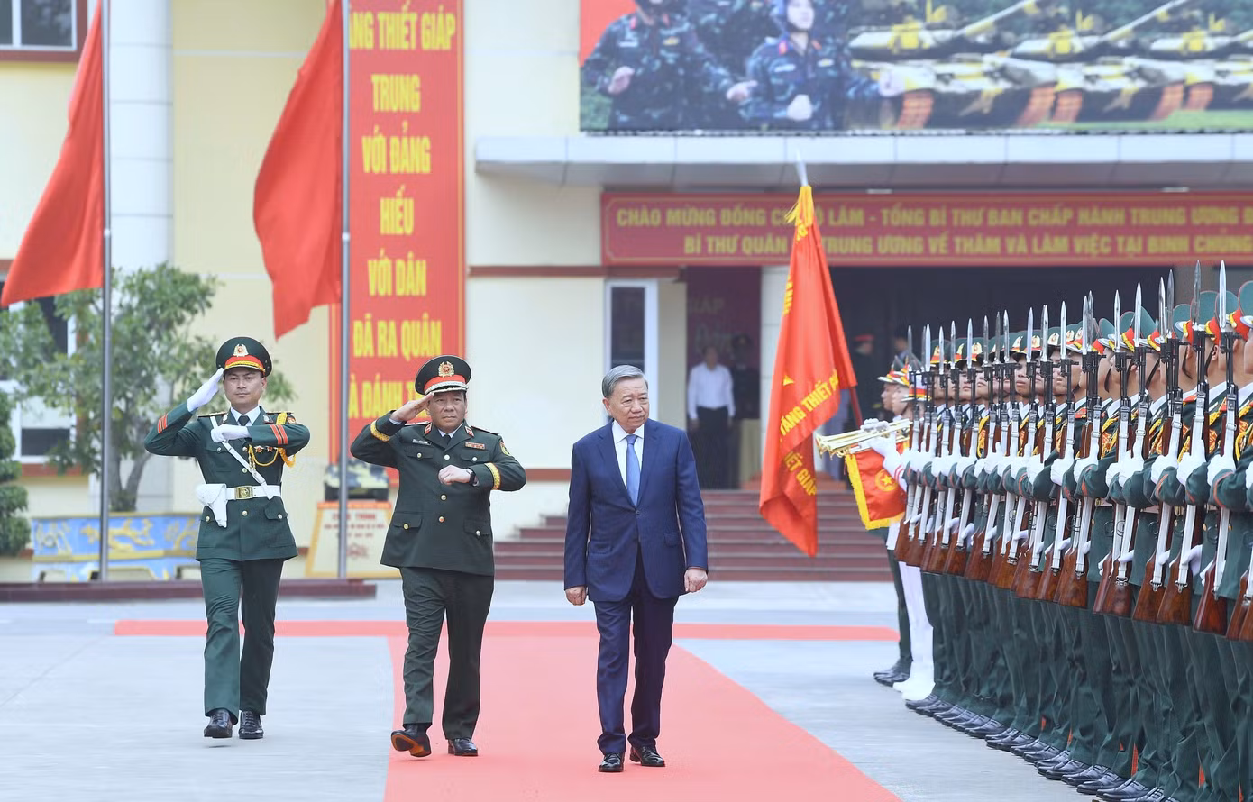 Tổng Bí thư Tô Lâm tới thăm Bộ đội Tăng Thiết giáp, chiều 22/4.