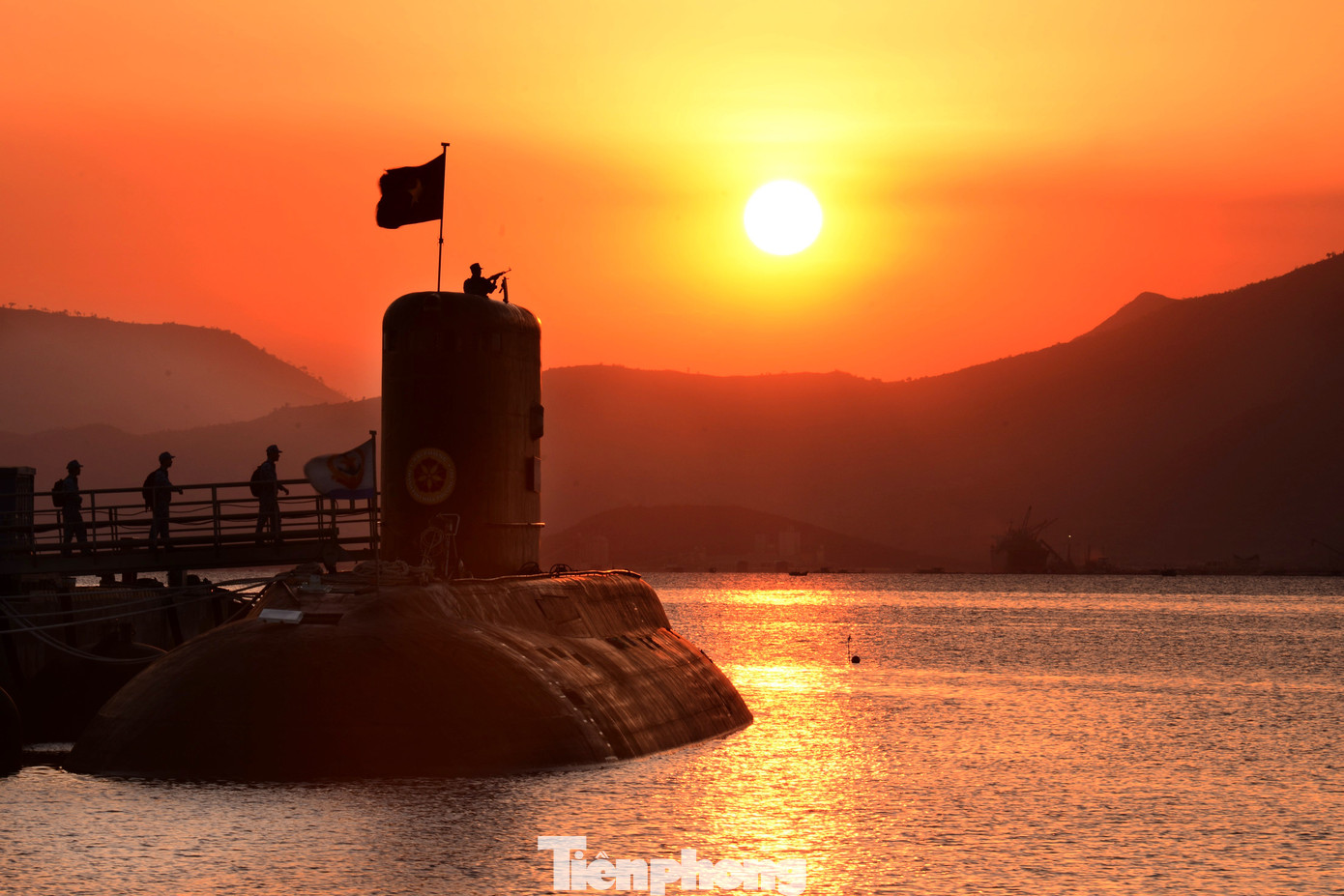 Cán bộ, thủy thủ Tàu ngầm 184 xuống tàu chuẩn bị thực hiện nhiệm vụ.