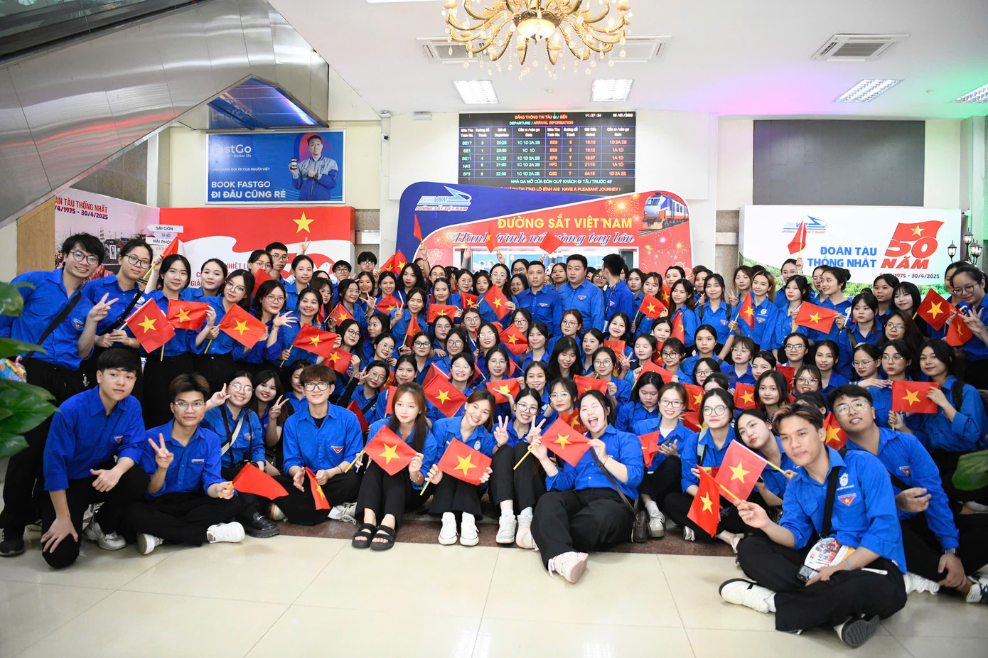 Đông đảo sinh viên Thủ đô đã tới ga Hà Nội chào đón các quân nhân.