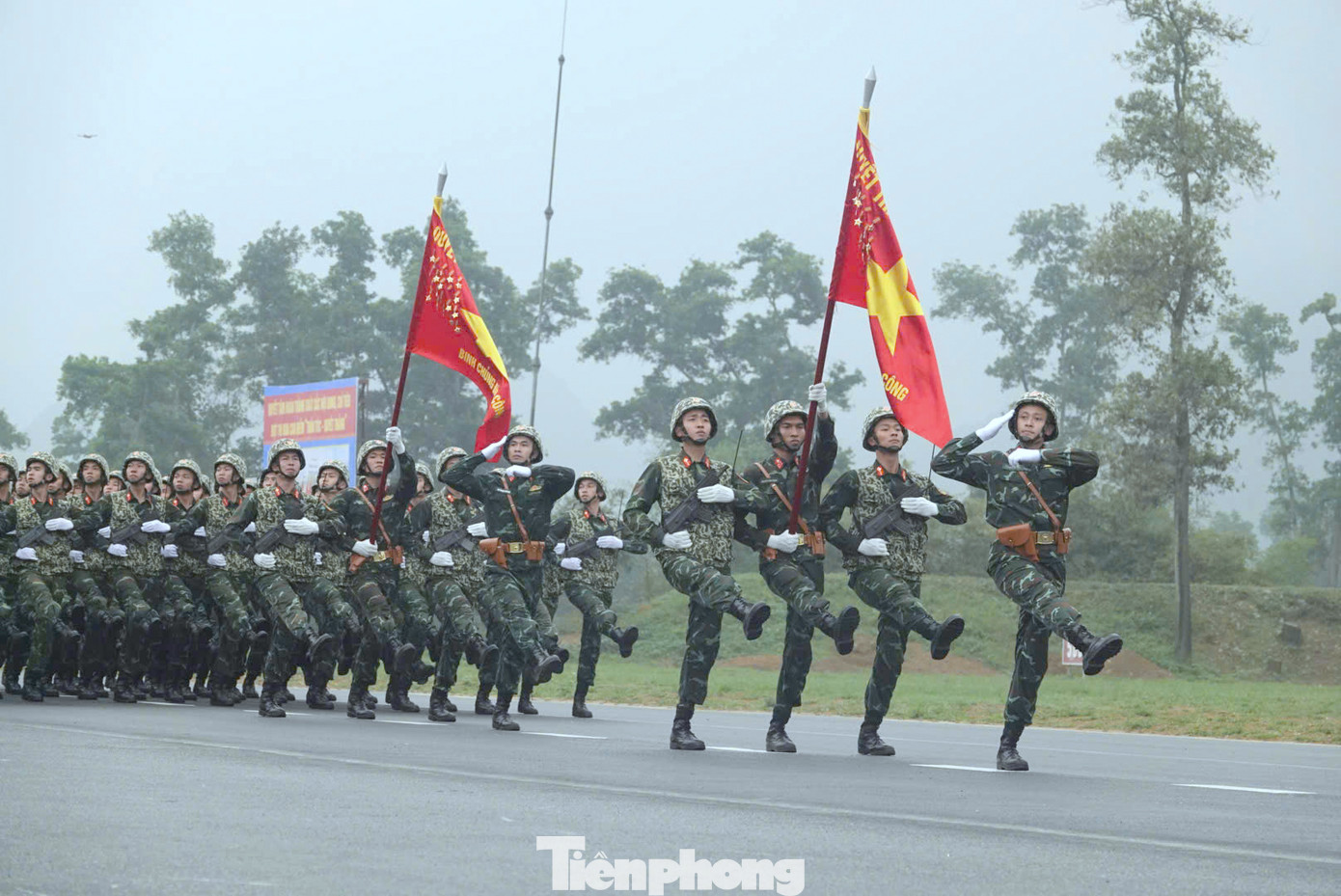 Những chiến sĩ Đặc công diễu qua lễ đài, thể hiện sức mạnh của lực lượng đặc biệt tinh nhuệ. Những chiến sĩ Đặc công diễu qua lễ đài, thể hiện sức mạnh của lực lượng đặc biệt tinh nhuệ.