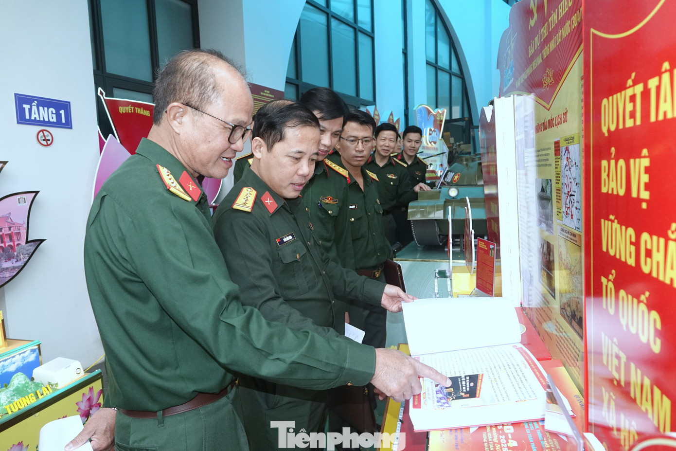 Ban giám khảo thẩm định các tác phẩm dự thi. Ban giám khảo thẩm định các tác phẩm dự thi.