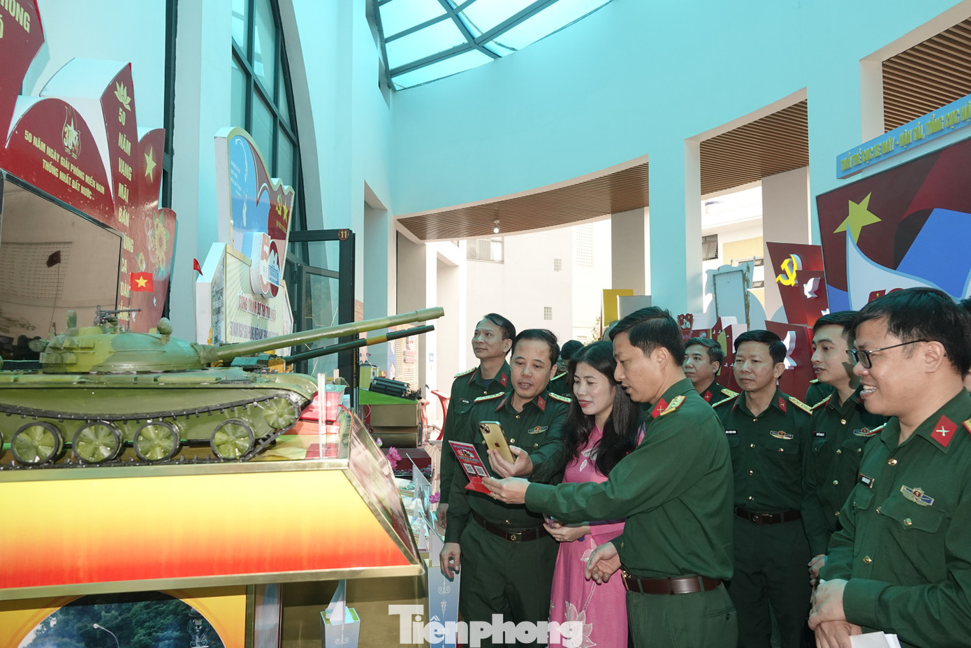 Ban giám khảo thực hiện thao tác quét mã QR xem thuyết trình về tác phẩm dự thi của Binh chủng Tăng Thiết giáp đang được trưng bày tại Bảo tàng Chiến thắng B52, sáng 1/4. Ban giám khảo thực hiện thao tác quét mã QR xem thuyết trình về tác phẩm dự thi của Binh chủng Tăng Thiết giáp đang được trưng bày tại Bảo tàng Chiến thắng B52, sáng 1/4.