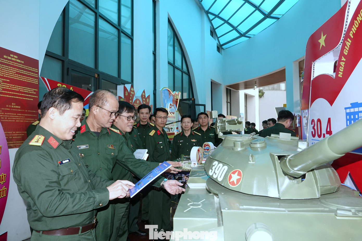 Ban giám khảo thẩm định các tác phẩm dự thi. Ban giám khảo thẩm định các tác phẩm dự thi.