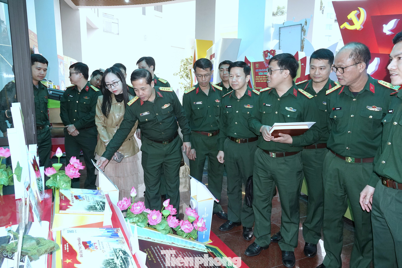 Ban giám khảo thẩm định các tác phẩm dự thi. Ban giám khảo thẩm định các tác phẩm dự thi.