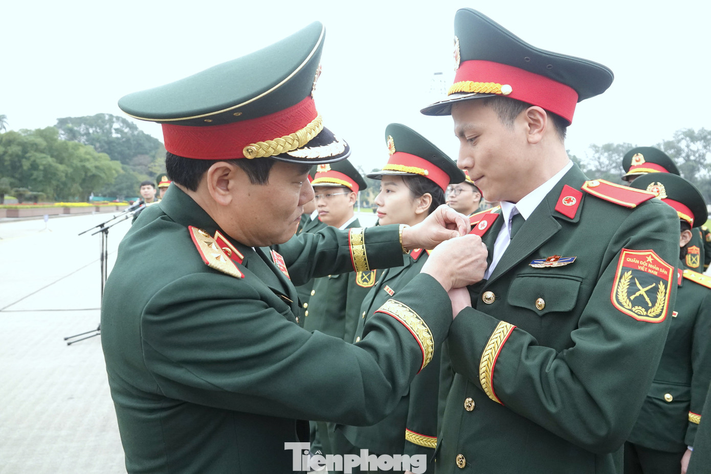 Trung tướng, GS.TS Trần Viết Tiến - Giám đốc Học viện Quân y, gắn Huy hiệu Bác Hồ tặng các học viên tiêu biểu tại Lễ báo công. Trung tướng, GS.TS Trần Viết Tiến - Giám đốc Học viện Quân y, gắn Huy hiệu Bác Hồ tặng các học viên tiêu biểu tại Lễ báo công.