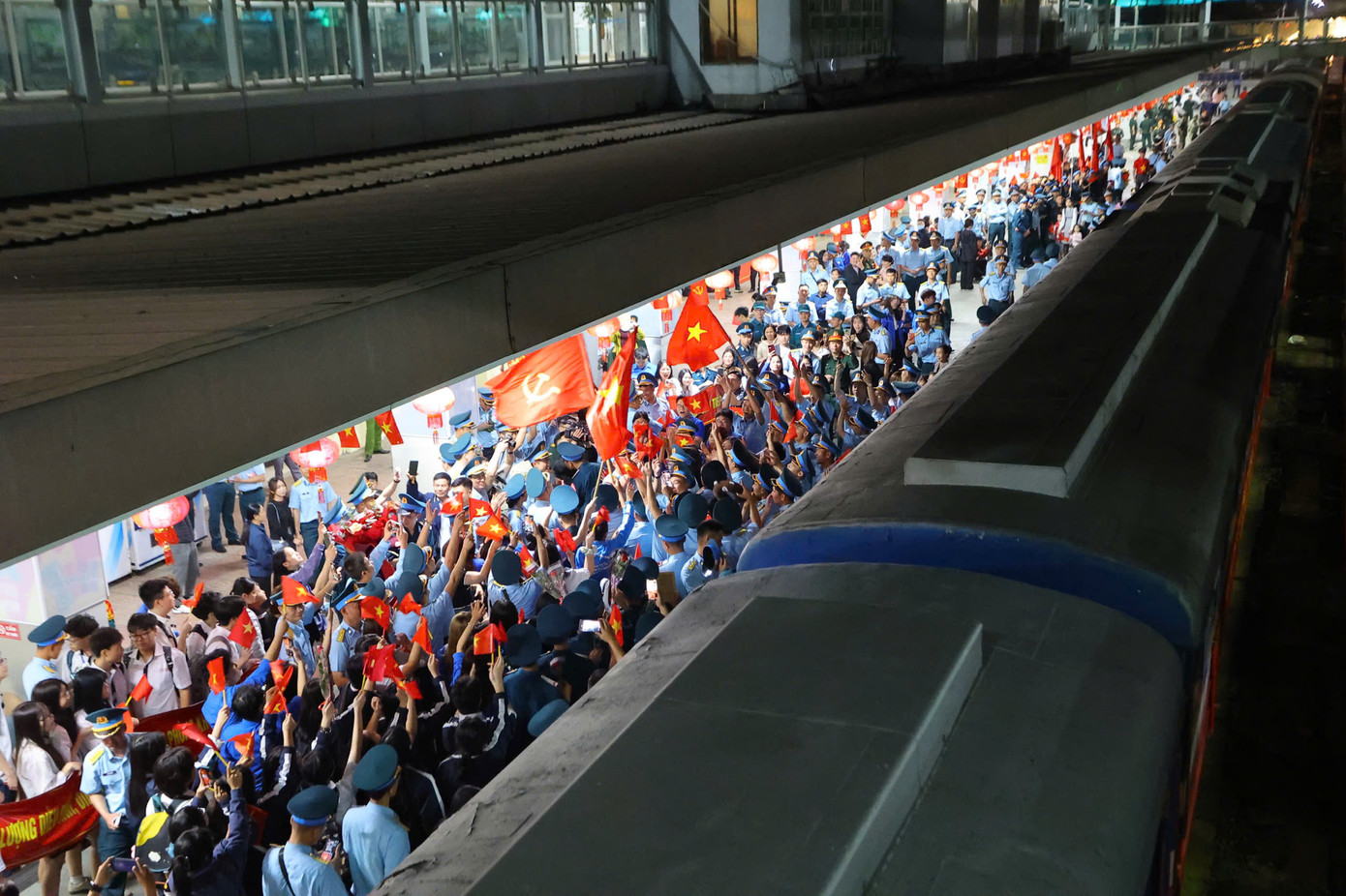 Tổng số cán bộ, chiến sĩ Quân đội và lực lượng dân quân thuộc 5 đoàn hành quân gần 3.200 người. Tổng số cán bộ, chiến sĩ Quân đội và lực lượng dân quân thuộc 5 đoàn hành quân gần 3.200 người.