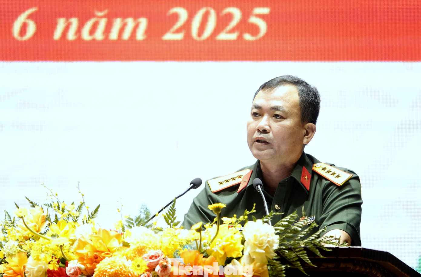 Đại diện các Quân khu, Bộ Chỉ huy quân sự và Ban Chỉ huy Bộ đội Biên phòng phát biểu tại hội nghị.