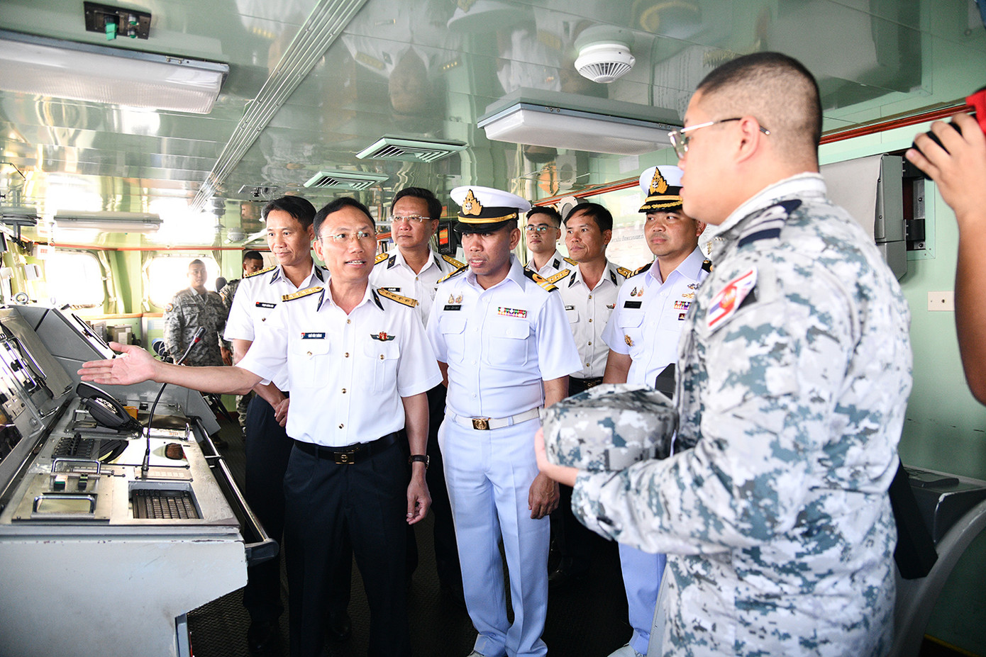 Lãnh đạo Vùng 5 Hải quân thăm tàu FFG-421.