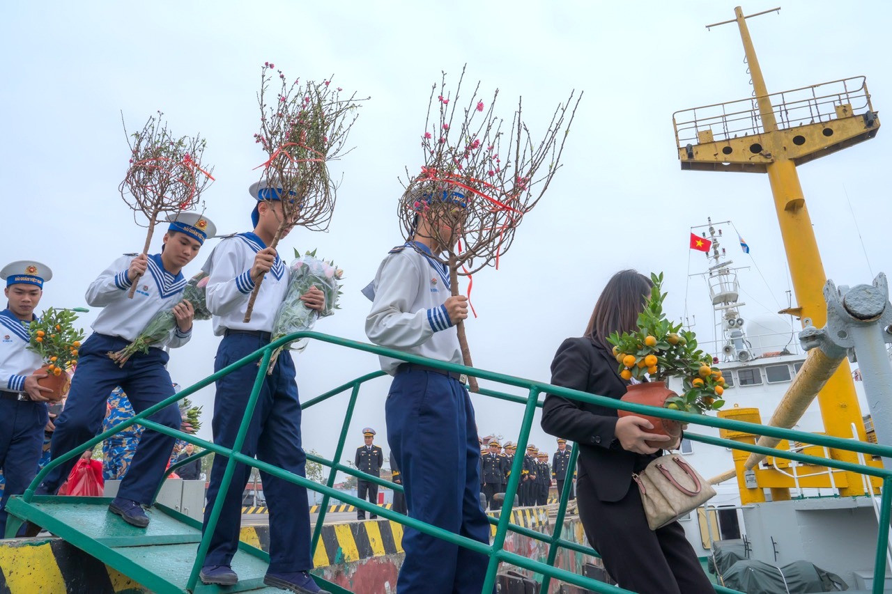 Các đoàn công tác mang mùa xuân đến các vùng biển đảo của Tổ quốc trong dịp đón Tết Nguyên đán Ất Tỵ 2025. Các đoàn công tác mang mùa xuân đến các vùng biển đảo của Tổ quốc trong dịp đón Tết Nguyên đán Ất Tỵ 2025.