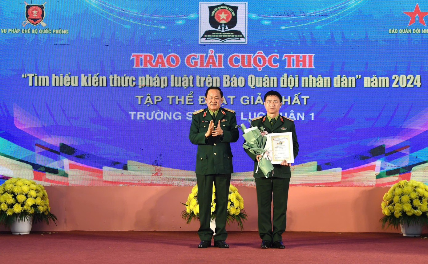 Thượng tướng Võ Minh Lương - Thứ trưởng Bộ Quốc phòng, trao thưởng tập thể và cá nhân đoạt giải Nhất cuộc thi.