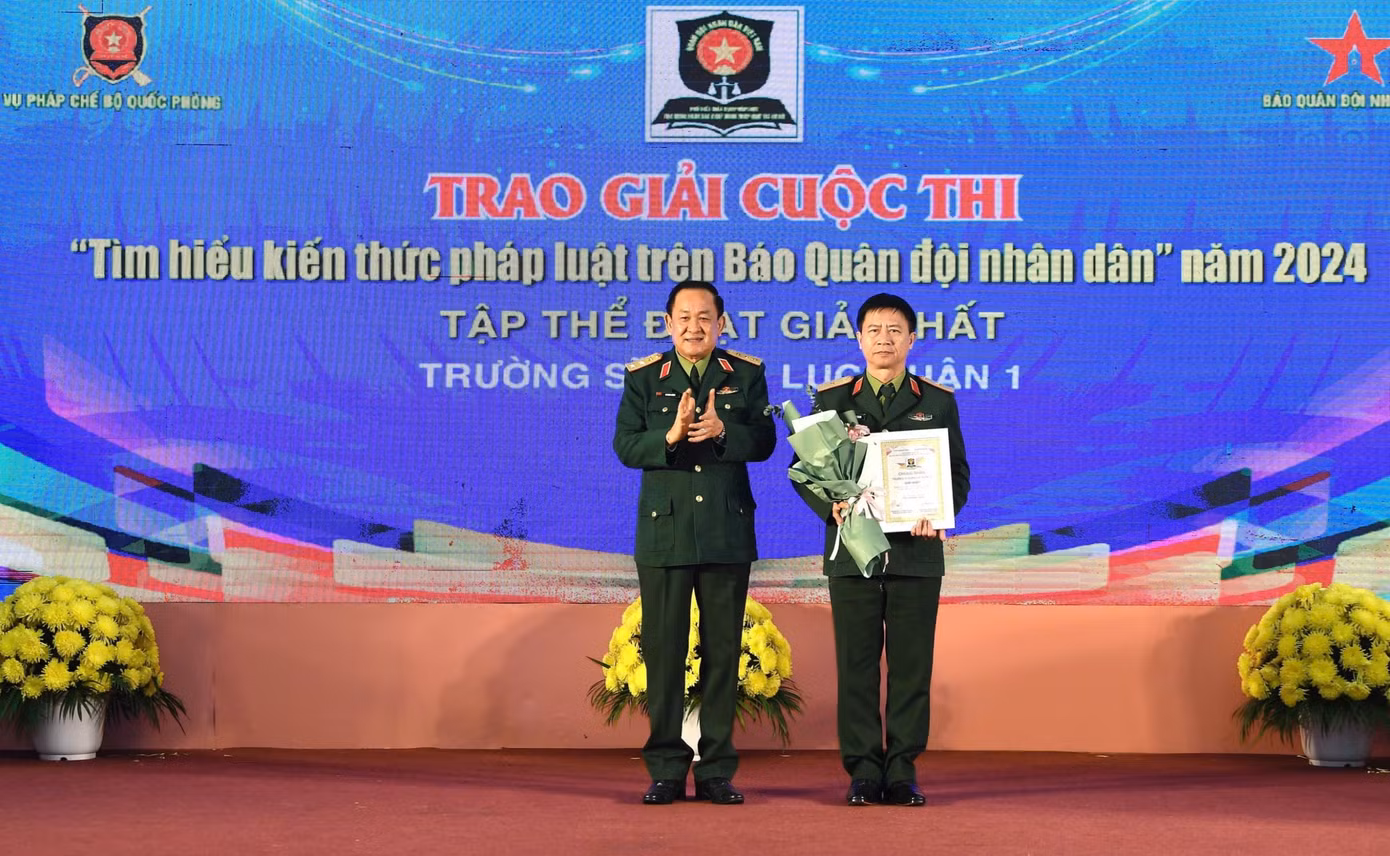 Thượng tướng Võ Minh Lương - Thứ trưởng Bộ Quốc phòng, trao thưởng tập thể và cá nhân đoạt giải Nhất cuộc thi.