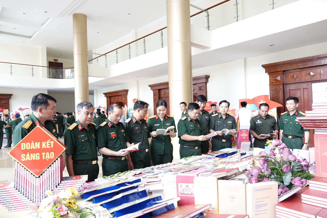 Từ 2016 đến nay, Học viện Chính trị đã đào tạo, bồi dưỡng hơn 20.000 học viên thuộc các đối tượng khác nhau với chất lượng ngày càng được nâng cao. Đây là lực lượng nòng cốt triển khai thực hiện Chỉ thị số 05 tại các cơ quan, đơn vị trong toàn quân. Từ 2016 đến nay, Học viện Chính trị đã đào tạo, bồi dưỡng hơn 20.000 học viên thuộc các đối tượng khác nhau với chất lượng ngày càng được nâng cao. Đây là lực lượng nòng cốt triển khai thực hiện Chỉ thị số 05 tại các cơ quan, đơn vị trong toàn quân.