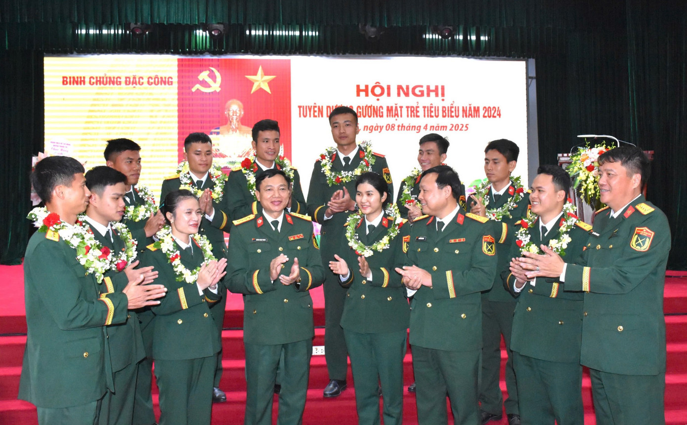 Lãnh đạo Binh chủng Đặc công, Ban Thanh niên Quân đội trò chuyện với các Gương mặt trẻ tiêu biểu. Lãnh đạo Binh chủng Đặc công, Ban Thanh niên Quân đội trò chuyện với các Gương mặt trẻ tiêu biểu.