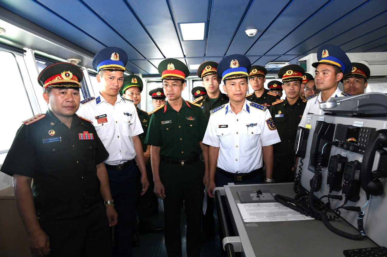 Đoàn sĩ quan trẻ QĐND Lào tham quan, giao lưu tại Vùng Cảnh sát biển 2.