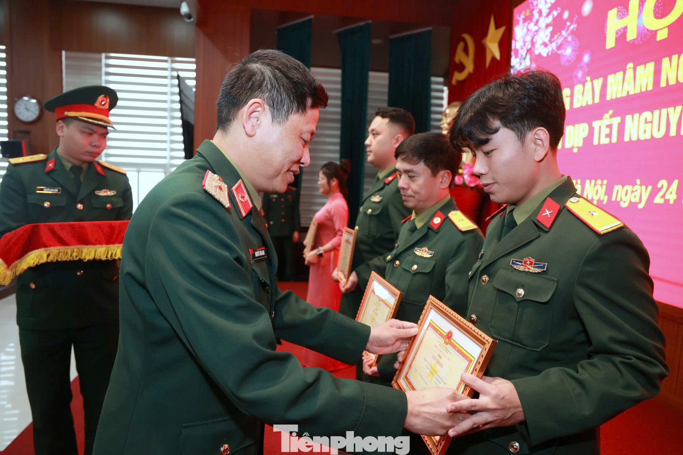 Thiếu tướng, PGS.TS Nguyễn Văn Nam - Phó Chính uỷ Học viện Quân y, trao thưởng cho các đội đoạt giải Nhất, Nhì, Ba trong Hội thi.