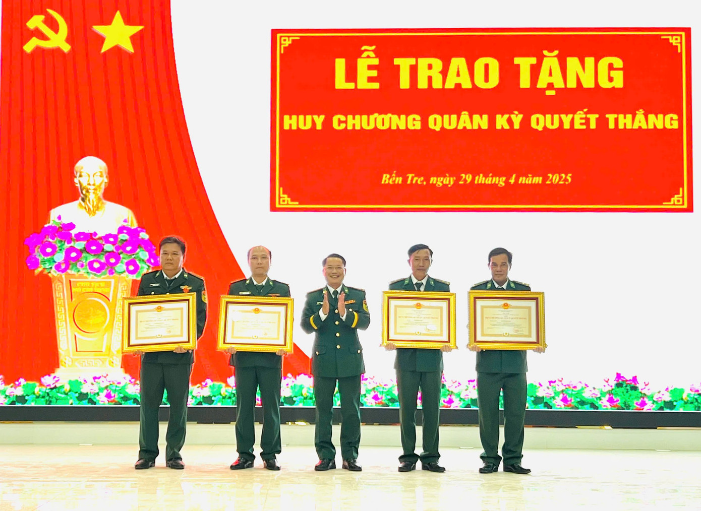 Thượng tá Đoàn Ngọc Báu - Chính uỷ Bộ đội Biên phòng tỉnh Bến Tre, trao Huy chương Quân kỳ Quyết thắng tặng các quân nhân có nhiều cống hiến. Thượng tá Đoàn Ngọc Báu - Chính uỷ Bộ đội Biên phòng tỉnh Bến Tre, trao Huy chương Quân kỳ Quyết thắng tặng các quân nhân có nhiều cống hiến.