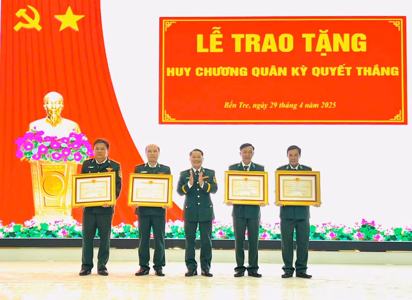Thượng tá Đoàn Ngọc Báu - Chính uỷ Bộ đội Biên phòng tỉnh Bến Tre, trao Huy chương Quân kỳ Quyết thắng tặng các quân nhân có nhiều cống hiến.