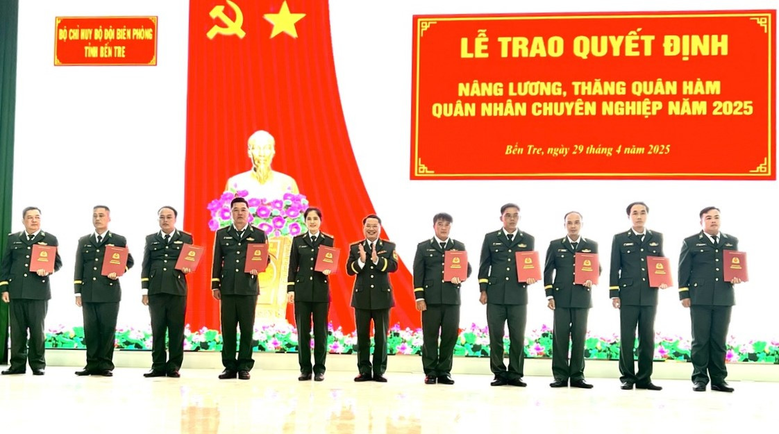 Thượng tá Đoàn Ngọc Báu - Chính uỷ Bộ đội Biên phòng tỉnh Bến Tre, trao các quyết định nâng lương và thăng quân hàm cho 54 quân nhân chuyên nghiệp. Thượng tá Đoàn Ngọc Báu - Chính uỷ Bộ đội Biên phòng tỉnh Bến Tre, trao các quyết định nâng lương và thăng quân hàm cho 54 quân nhân chuyên nghiệp.