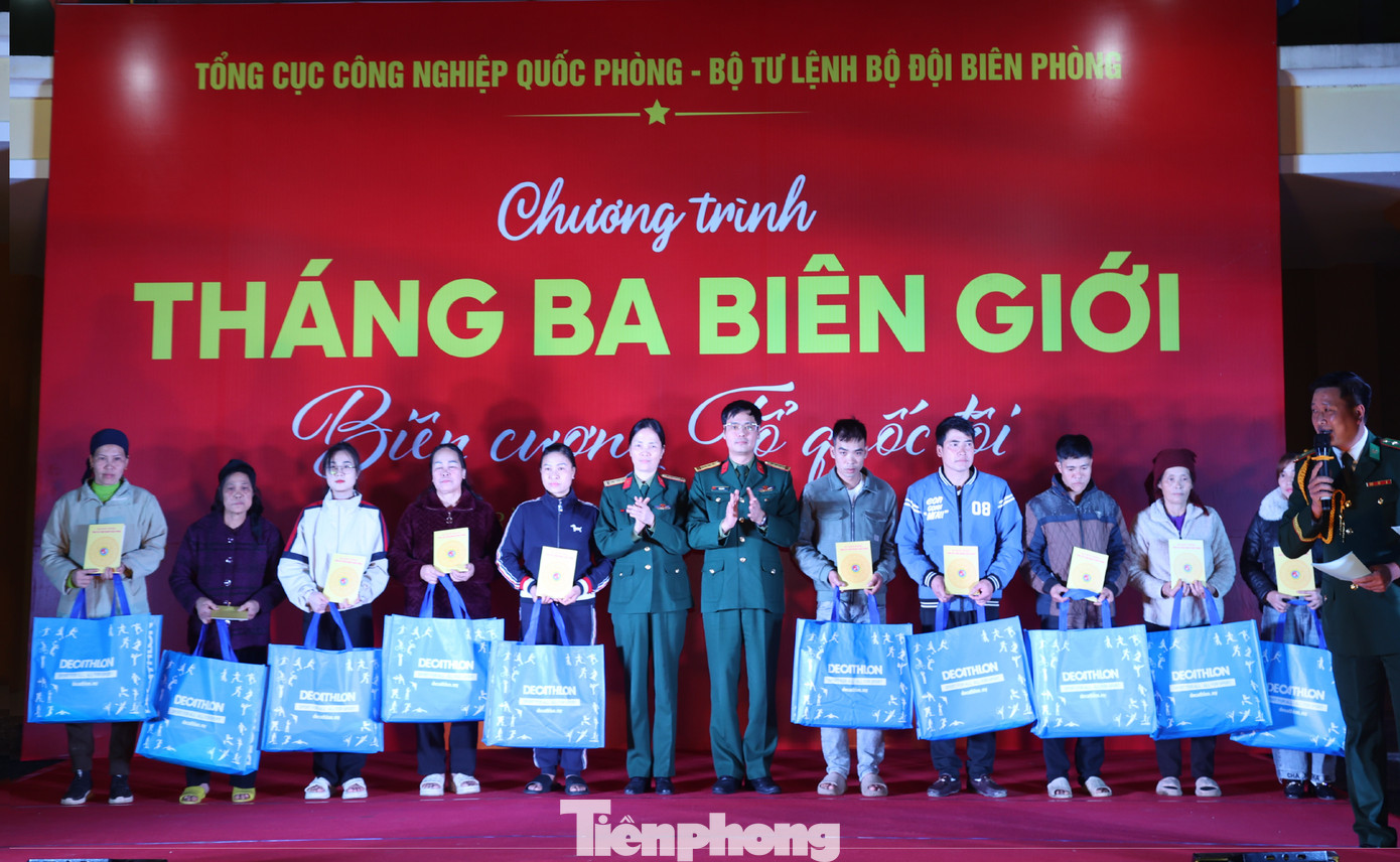 Đại diện các cơ quan, đơn vị của Tổng cục CNQP tặng quà và trao kinh phí hỗ trợ 10 gia đình cải tạo chuồng trại chăn nuôi.