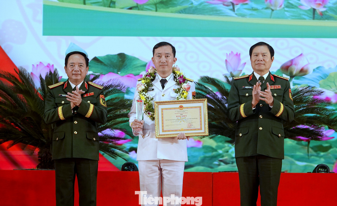 Lãnh đạo Tổng cục Chính trị và Bộ Tổng tham mưu Quân đội nhân dân Việt Nam trao danh hiệu Gương mặt trẻ tiêu biểu toàn quân năm 2024 tặng Thiếu tá Ngô Đức Anh. Lãnh đạo Tổng cục Chính trị và Bộ Tổng tham mưu Quân đội nhân dân Việt Nam trao danh hiệu Gương mặt trẻ tiêu biểu toàn quân năm 2024 tặng Thiếu tá Ngô Đức Anh.
