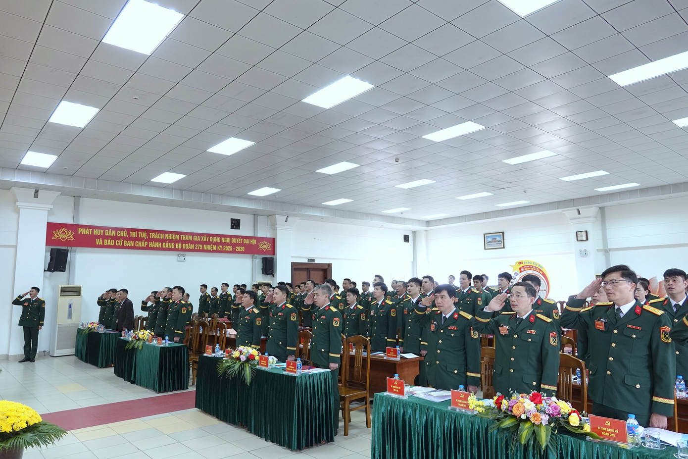 Lãnh đạo Đảng ủy Đoàn 969 và Bộ Tư lệnh Lăng Chủ tịch Hồ Chí Minh cùng các đại biểu dự Đại hội Đảng bộ Đoàn 275 thực hiện lễ chào cờ tại đại hội.