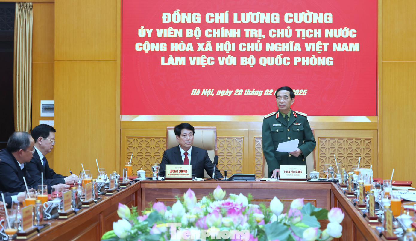 Bộ trưởng Bộ Quốc phòng Phan Văn Giang phát biểu tại buổi làm việc.