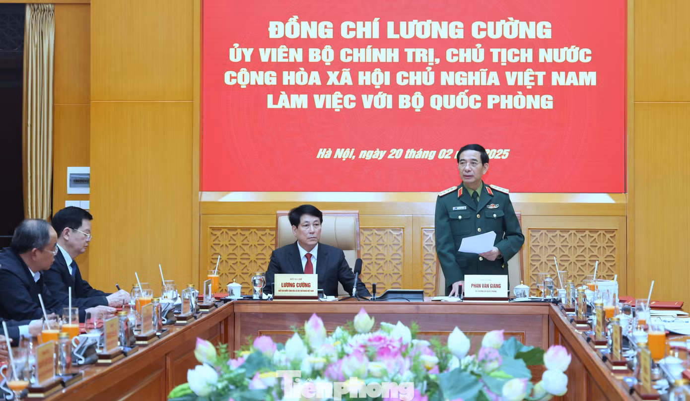 Bộ trưởng Bộ Quốc phòng Phan Văn Giang phát biểu tại buổi làm việc. Bộ trưởng Bộ Quốc phòng Phan Văn Giang phát biểu tại buổi làm việc.