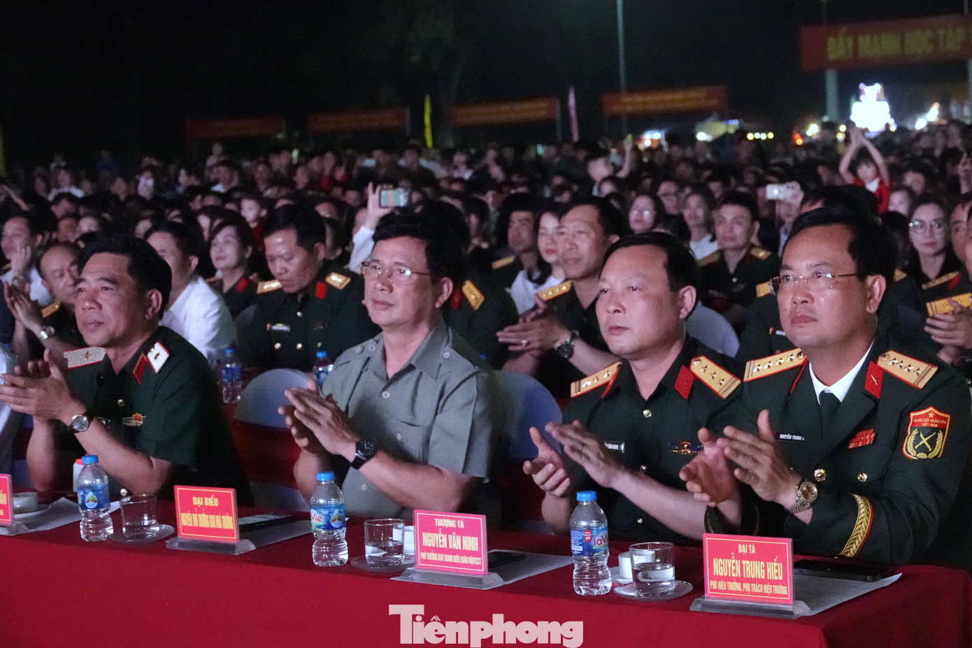 Lãnh đạo, đại biểu tham dự chương trình, tối 14/4.