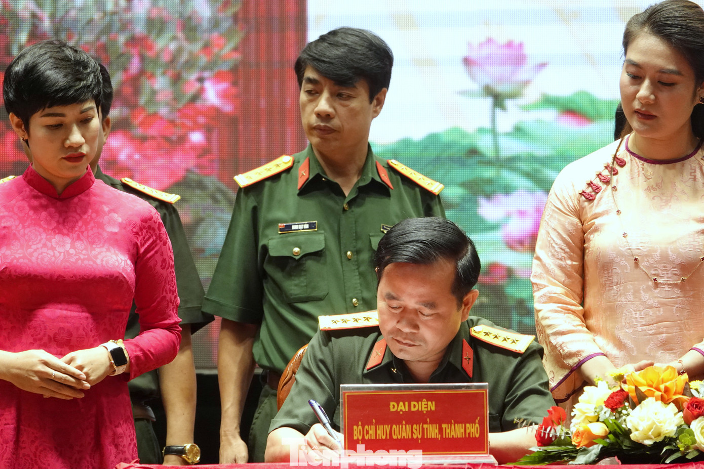 Lãnh đạo Bộ Tư lệnh Bộ đội Biên phòng, các Quân khu và Bộ Chỉ huy quân sự cấp tỉnh ký biên bản bàn giao, sáng 28/6/2025.