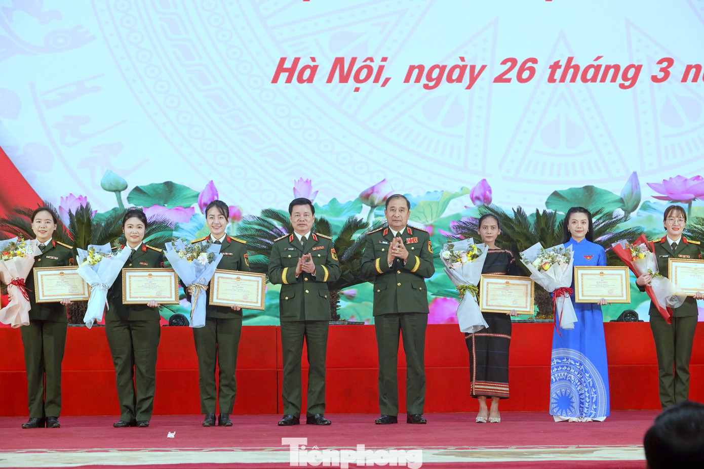 Lãnh đạo Ban Tuyên giáo và Dân vận Trung ương, Bộ Quốc phòng, Bộ Tổng tham mưu, Tổng cục Chính trị và Trung ương Đoàn trao thưởng cho 60 Gương mặt trẻ triển vọng toàn quân năm 2024. Lãnh đạo Ban Tuyên giáo và Dân vận Trung ương, Bộ Quốc phòng, Bộ Tổng tham mưu, Tổng cục Chính trị và Trung ương Đoàn trao thưởng cho 60 Gương mặt trẻ triển vọng toàn quân năm 2024.