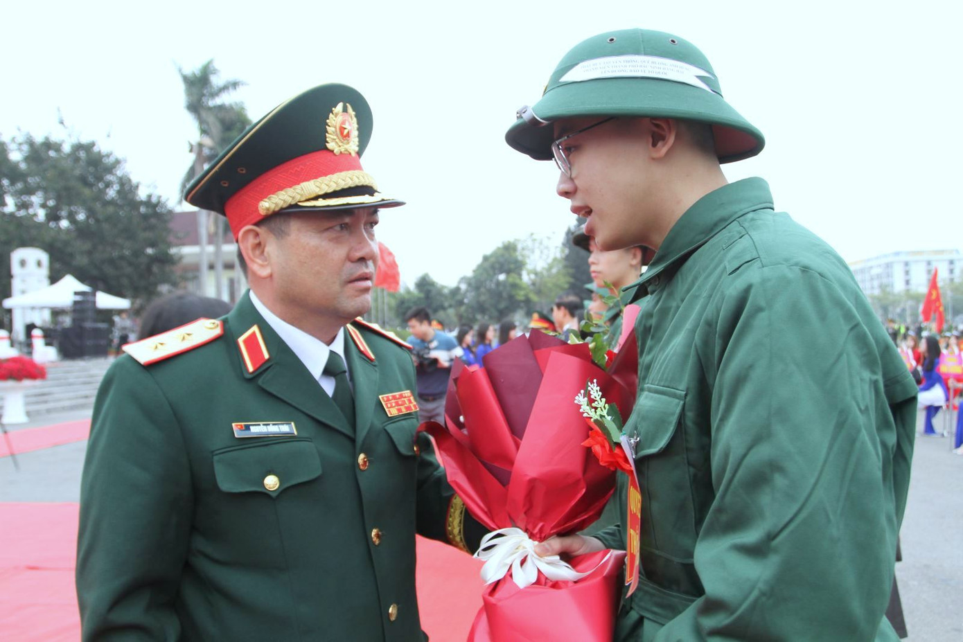 Trung tướng Nguyễn Hồng Thái - Ủy viên Trung ương Đảng, Tư lệnh Quân khu 1, động viên, dặn dò thanh niên tỉnh Bắc Ninh ra sức học tập, rèn luyện trong môi trường quân ngũ.