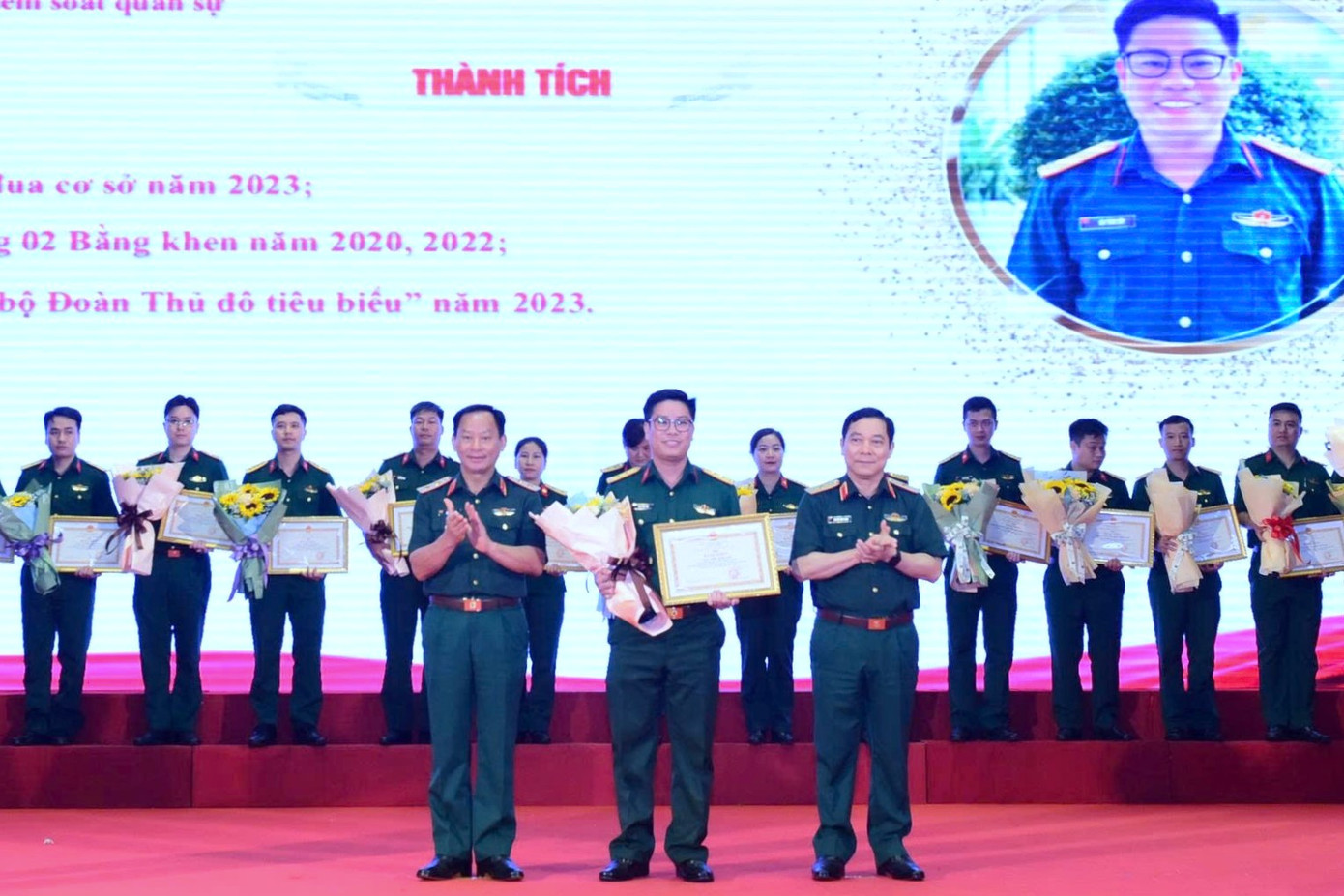 Lãnh đạo BTL Thủ đô trao thưởng 10 tập thể và 20 cá nhân điển hình tiên tiến xuất sắc trong giai đoạn 2020-2025. Lãnh đạo BTL Thủ đô trao thưởng 10 tập thể và 20 cá nhân điển hình tiên tiến xuất sắc trong giai đoạn 2020-2025.