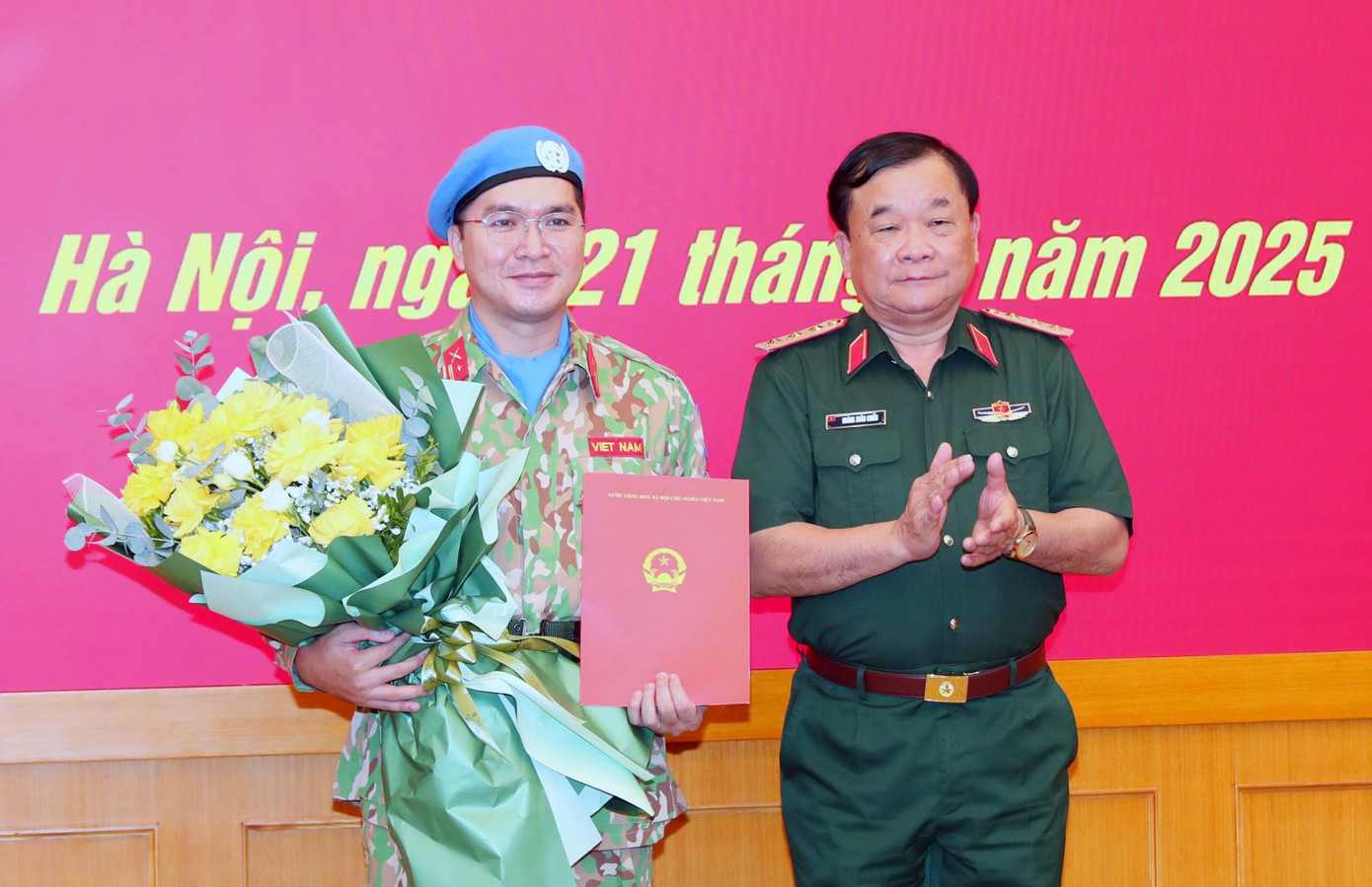 Thừa ủy quyền của Chủ tịch nước, Thượng tướng Hoàng Xuân Chiến - Ủy viên Trung ương Đảng, Ủy viên Thường vụ Quân ủy Trung ương, Thứ trưởng Bộ Quốc phòng, trao Quyết định cử Thiếu tá Sử Tấn Phi Long đi làm nhiệm vụ tại Phái bộ MINUSCA. Thừa ủy quyền của Chủ tịch nước, Thượng tướng Hoàng Xuân Chiến - Ủy viên Trung ương Đảng, Ủy viên Thường vụ Quân ủy Trung ương, Thứ trưởng Bộ Quốc phòng, trao Quyết định cử Thiếu tá Sử Tấn Phi Long đi làm nhiệm vụ tại Phái bộ MINUSCA.