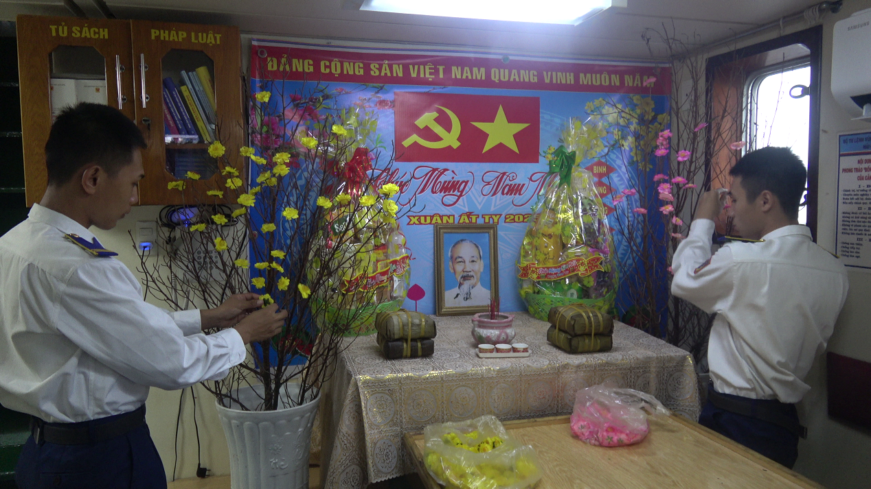 Chiến sĩ tàu Cảnh sát biển 6009 trang trí phòng đón xuân trên tàu. Chiến sĩ tàu Cảnh sát biển 6009 trang trí phòng đón xuân trên tàu.