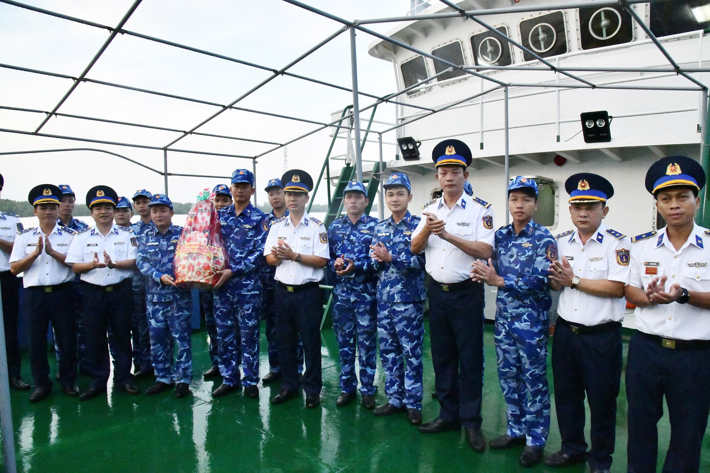 Chỉ huy Hải đoàn 42 và các cơ quan, đơn vị thăm hỏi, động viên cán bộ, chiến sĩ tàu Cảnh sát biển 6009 trước khi rời bến thực hiện nhiệm vụ trực Tết. Chỉ huy Hải đoàn 42 và các cơ quan, đơn vị thăm hỏi, động viên cán bộ, chiến sĩ tàu Cảnh sát biển 6009 trước khi rời bến thực hiện nhiệm vụ trực Tết.
