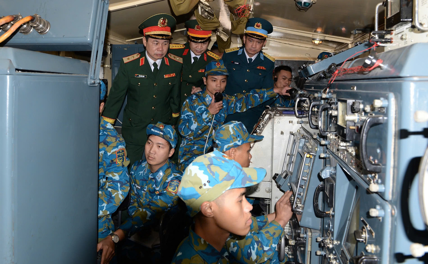 Trung tướng Đỗ Xuân Tụng kiểm tra công tác chuyển trạng thái sẵn sàng chiến đấu của Tiểu đoàn 62. Trung tướng Đỗ Xuân Tụng kiểm tra công tác chuyển trạng thái sẵn sàng chiến đấu của Tiểu đoàn 62.