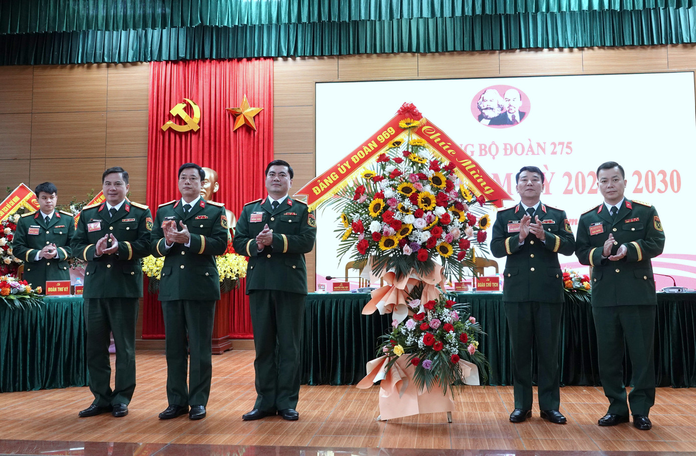 Đảng ủy Đoàn 969 tặng hoa chúc mừng đại hội.