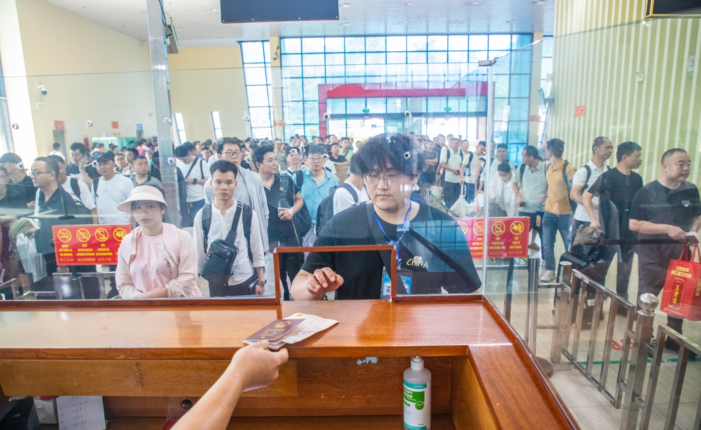 Hành khách nhập cảnh vào Việt Nam tại Cửa khẩu quốc tế Hữu Nghị, ngày 3/5. Ảnh: Phạm Nam