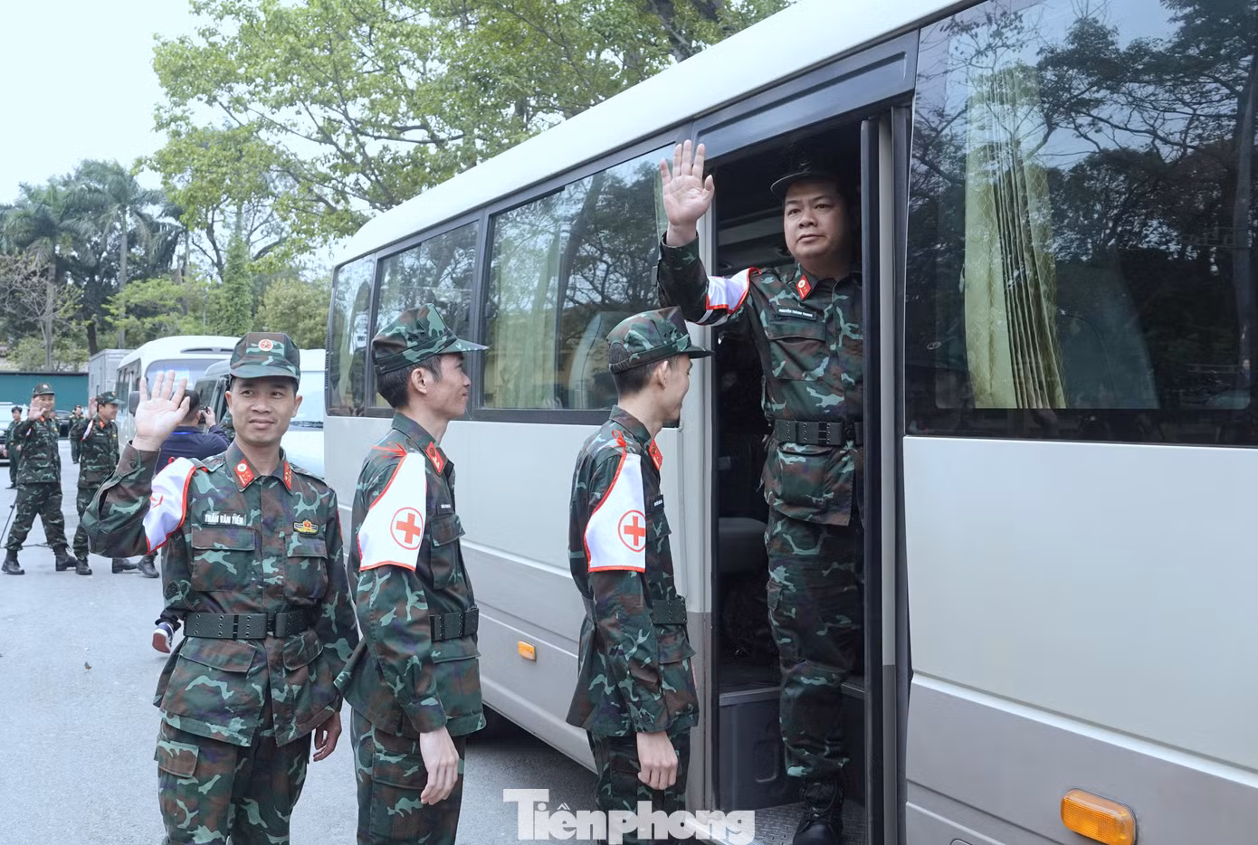 Thành viên đoàn công tác lên xe rời trụ sở Bộ Quốc phòng di chuyển ra sân bay Nội Bài để lên đường tới Myanmar trong chiều 30/3.