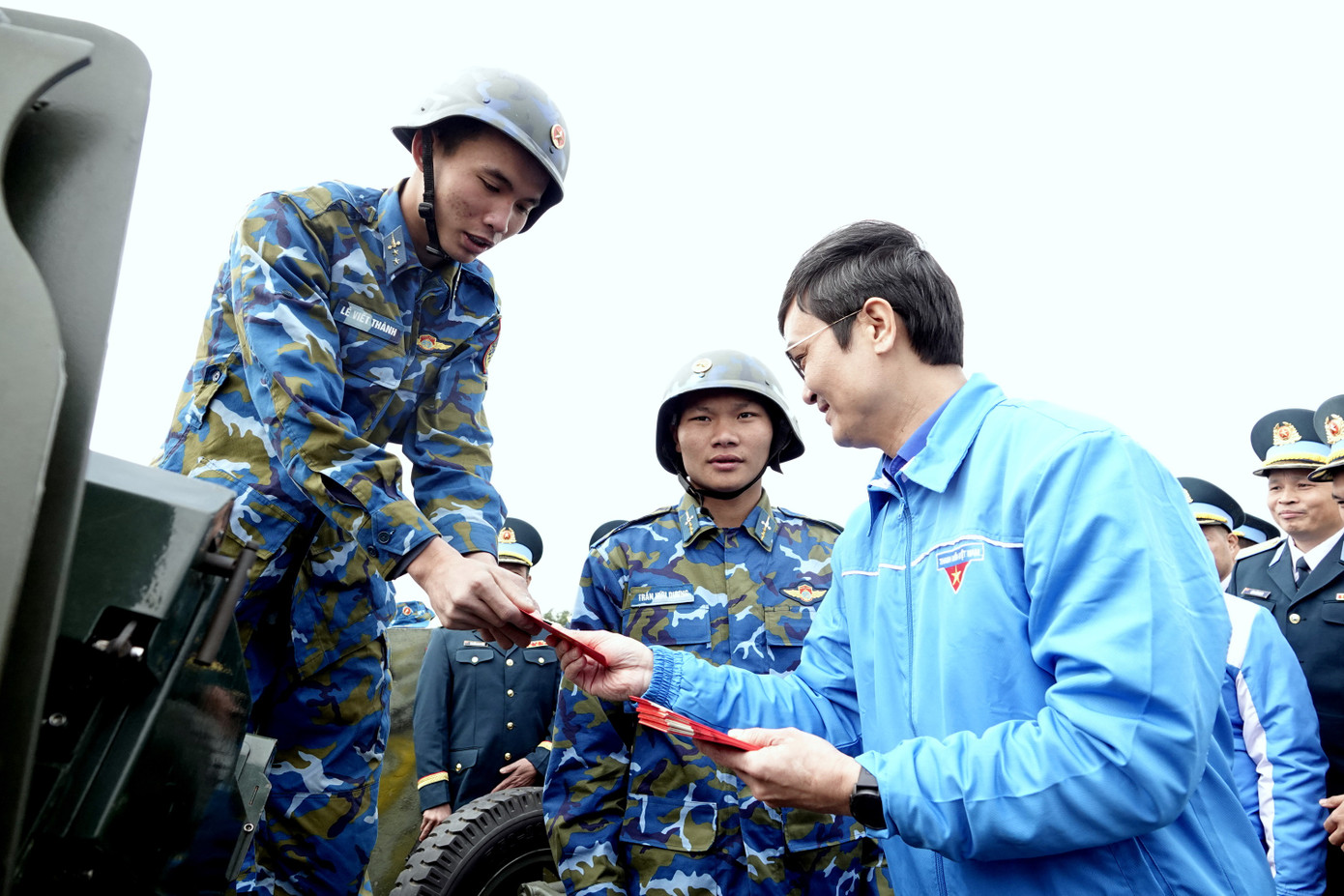 Anh Bùi Quang Huy trao lì xì Tết tặng pháo thủ thuộc một khẩu đội pháo của Đại đội 71 đang thực hiện nhiệm vụ trên trận địa canh trời. Anh Bùi Quang Huy trao lì xì Tết tặng pháo thủ thuộc một khẩu đội pháo của Đại đội 71 đang thực hiện nhiệm vụ trên trận địa canh trời.