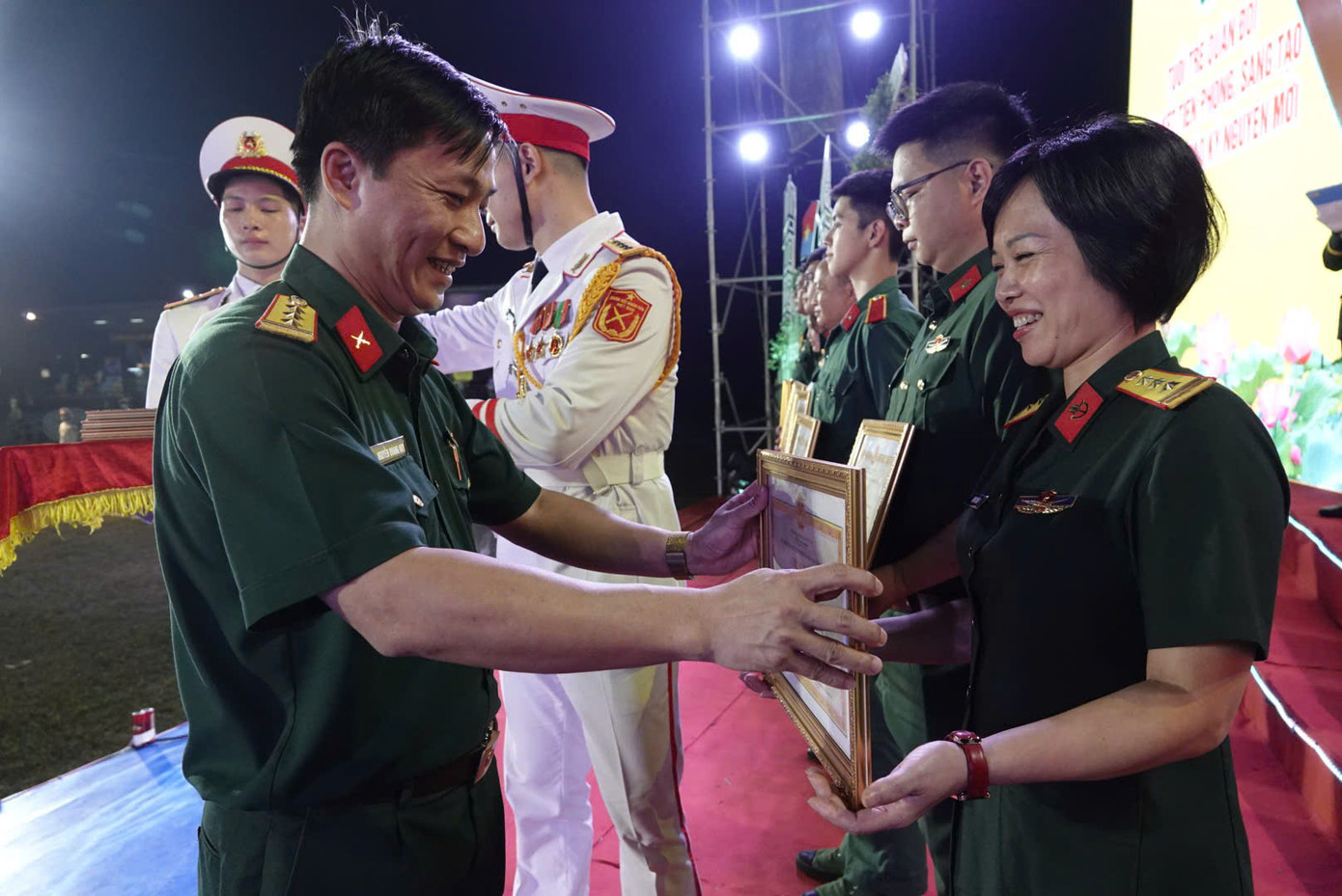 Ban tổ chức chương trình trao thưởng các tác giả, nhóm tác giả đoạt giải B và giải C.